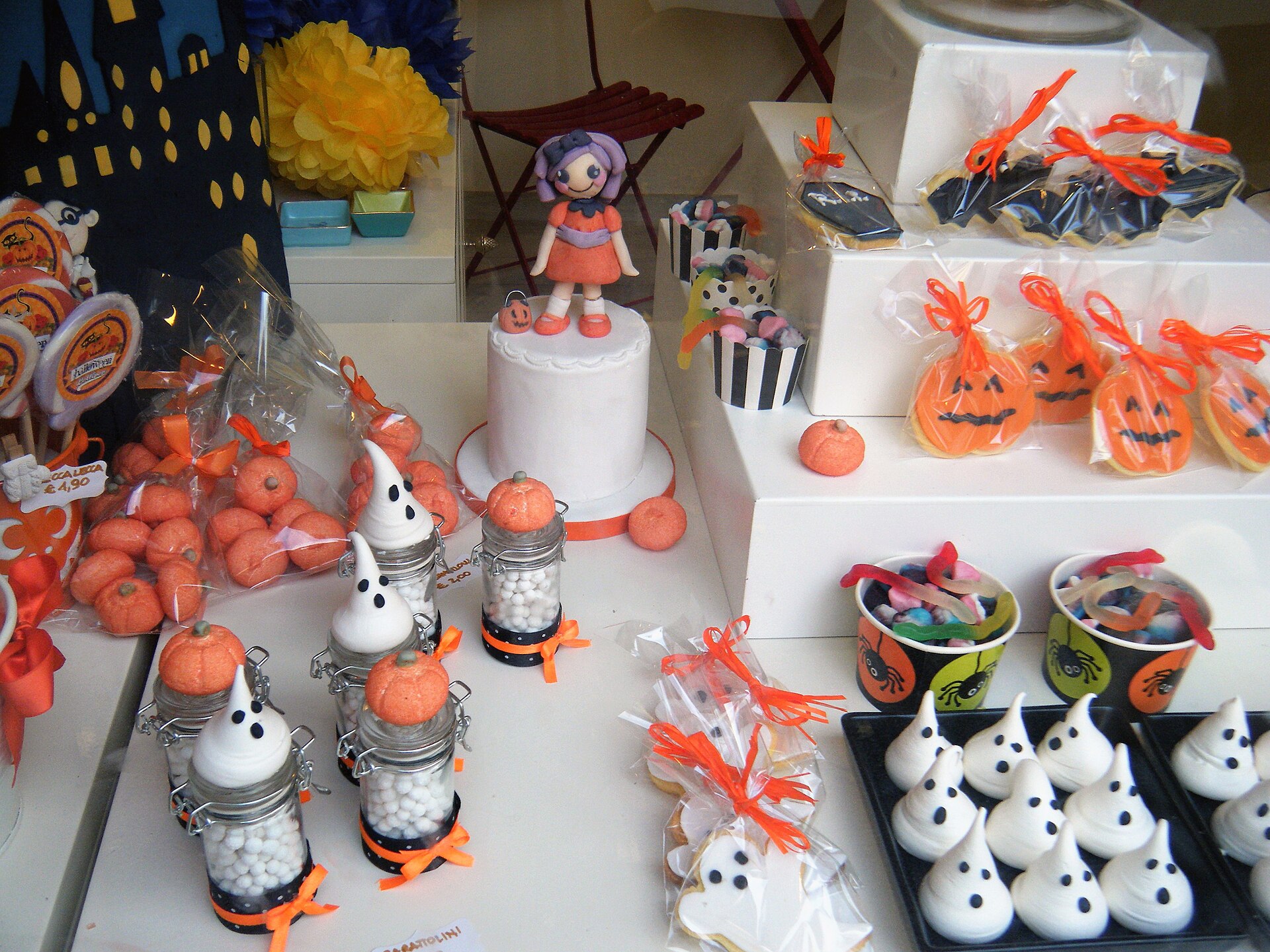 Decorated Halloween treats, the kind of seasonal sweets in our guide to Halloween treats in Montreal